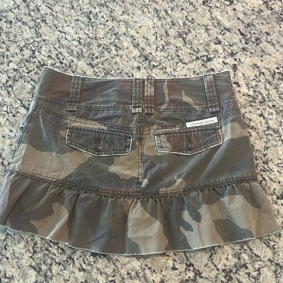Abercrombie and Fitch Y2K Camo Ruffle Hem Mini Skirt Circa 2003 Size 0 - Picture 3 of 3